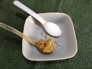 3、酥嫩牛肉丸,盐，13香备好各1小勺