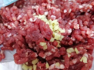 5、酥嫩牛肉丸,300颗牛肉馅放一个大碗里，放入切好的姜碎，