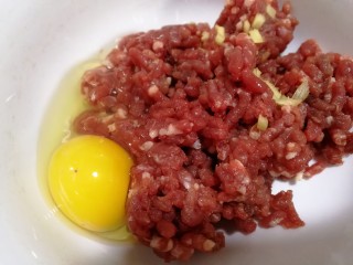 6、酥嫩牛肉丸,蛋打在碗里，