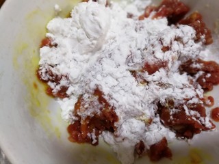 7、酥嫩牛肉丸,然后将淀粉盐13香再添加小半勺味精，用手抓匀。