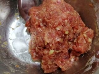 8、酥嫩牛肉丸,抓好的肉馅是这样的，如图↑