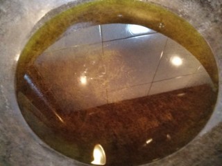 9、酥嫩牛肉丸,锅内添油烧热，