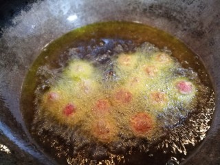 10、酥嫩牛肉丸,将肉馅儿困成一个小小的团。放入热油中小火炸至变色。
