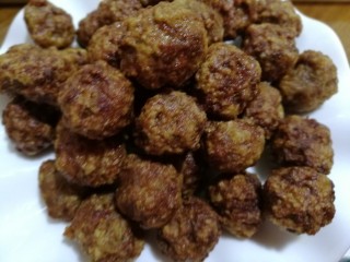 11、酥嫩牛肉丸,捞出装盘，