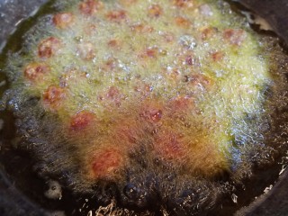 12、酥嫩牛肉丸,再重新把全部打好的肉丸儿再放入热油中过一遍，肉丸外皮会更酥。