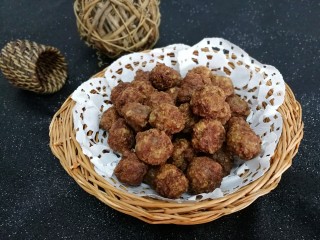 13、酥嫩牛肉丸,炸好后，将肉丸儿装在铺了油纸的蓝里，外酥里嫩，冬日进补#酥香牛肉丸#2018.1.18制作