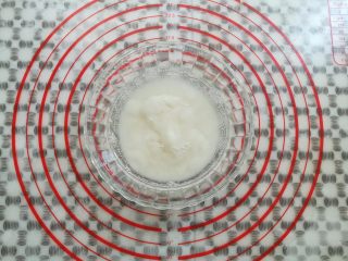 2、水果果冻（白凉粉版）,取干净的小碗，放入50克凉粉和100克水