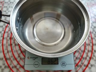 4、水果果冻（白凉粉版）,奶锅里放入850克的水，我放的多了一点点