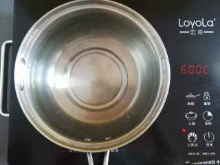 5、水果果冻（白凉粉版）,大火加热把水煮开