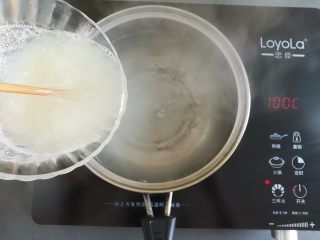 6、水果果冻（白凉粉版）,转小火继续加热，倒入白凉粉浆