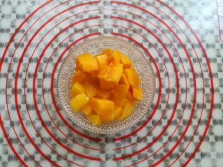 8、水果果冻（白凉粉版）,黄桃和芒果切成小块的颗粒