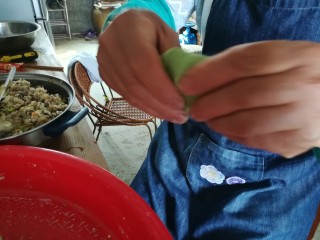 8、#客家美食#清明粄,用两个大拇指把剂子摊成薄圆形