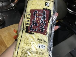 1、「吃货久久」足料拌日本拉面,最近在麦德龙买的拉面 这个面分量很足 一份一人吃够够的 