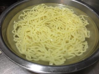 3、「吃货久久」足料拌日本拉面,用冷水过两道面 这样的面筋道且不容易粘 