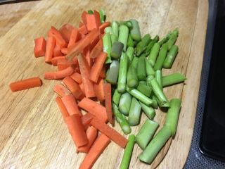 4、「吃货久久」足料拌日本拉面,煮面的同时准备配菜 青菜洗净切小段