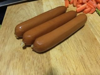 5、「吃货久久」足料拌日本拉面,超市的熏肠 喜欢就多加一根 三根已经很多了