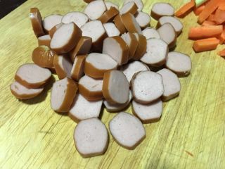 6、「吃货久久」足料拌日本拉面,熏肠切块