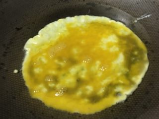 7、「吃货久久」足料拌日本拉面,打两个鸡蛋放入少许盐 热锅冷油中大火倒入蛋液 之前介绍过炒鸡蛋最好用筷子 