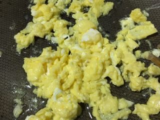 8、「吃货久久」足料拌日本拉面,喜欢鸡蛋很嫩的朋友中大火15秒就可以关火了 利用余温继续用筷子