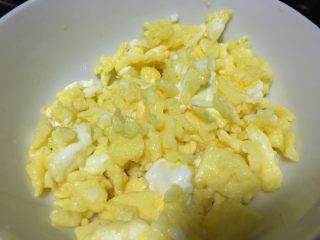 9、「吃货久久」足料拌日本拉面,鸡蛋乘出待用 不用洗锅 剩下的油可以继续用