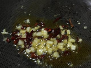 10、「吃货久久」足料拌日本拉面,加入大蒜尖椒 小火煸香 