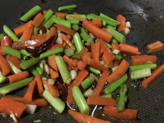 11、「吃货久久」足料拌日本拉面,倒入蔬菜 大火快炒