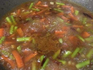 13、「吃货久久」足料拌日本拉面,煮沸准备收汁调料