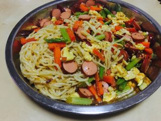 16、「吃货久久」足料拌日本拉面,鸡蛋倒入锅里 关火 加入少许麻油 利用余温一起翻炒 非常香 乘盘 倒在凉好了的面上 撒些黑胡椒粉 就好啦