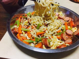 17、「吃货久久」足料拌日本拉面,喜欢汤汁多点就收汁时间短点 也可以加入咖喱味道肯定也不错 家人说很好吃????????