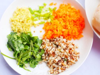 3、健脾清肺的蒸藕盒,猪肉剁成肉末，胡萝卜、香菇、生姜、香葱分别切碎，香菜切断。