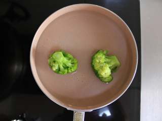 2、三色亲子丼稀饭（适合11个月龄以上的宝宝）,西兰花洗净烫熟