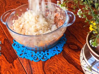 5、扬州灌汤包,加入肉皮冻