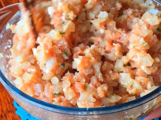 7、扬州灌汤包,搅拌均匀