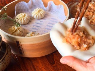 9、扬州灌汤包,放入肉馅