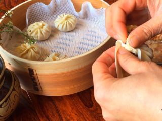10、扬州灌汤包,一点一点提着面皮折叠捏紧 边转圈边往前包 直到收口捏紧