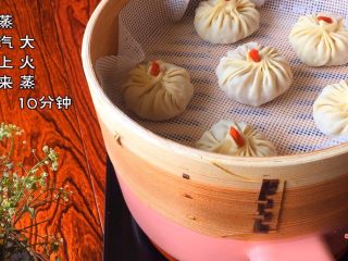 13、扬州灌汤包,放上包好的包子