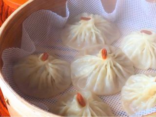 15、扬州灌汤包,掀开盖子时 薄薄的透明汤包皮往下塌陷的样子 好诱人呀