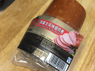 1、「吃货久久」招牌拌拉面,烟肉卷切两片留用