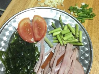 2、「吃货久久」招牌拌拉面,准备配菜 家里有啥加啥 海带我买的是超市有机海带 袋装 打开即食的那种 用冷水冲洗下就行