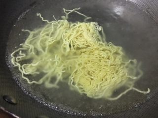 3、「吃货久久」招牌拌拉面,水沸后加入拉面 用筷子慢慢搅动下