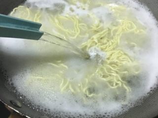 4、「吃货久久」招牌拌拉面,水沸腾起满白泡沫时加入冷水