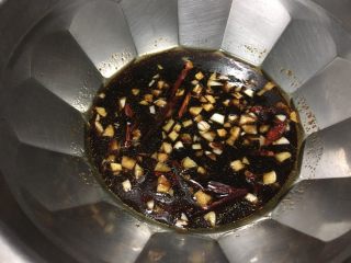 6、「吃货久久」招牌拌拉面,等待的同时调汁 我加了醋 生抽 味极鲜 糖少许 麻油 大蒜 辣椒粉 干辣椒 黑胡椒汁 搅拌均匀