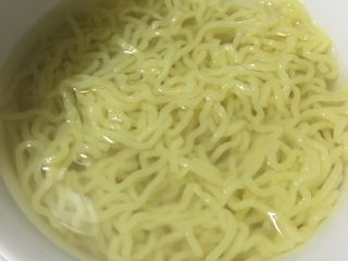 7、「吃货久久」招牌拌拉面,第二次沸腾时捞出面条 泡在冷水里