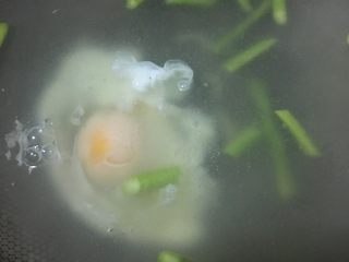 8、「吃货久久」招牌拌拉面,继续煮芦笋的同时加一个鸡蛋