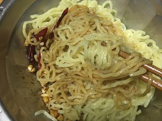 9、「吃货久久」招牌拌拉面,捞出面条 倒入之前调好汁的碗里 搅拌均匀