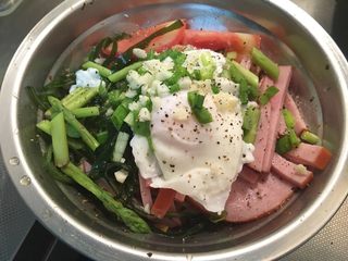 10、「吃货久久」招牌拌拉面,倒入所有食材 最后盖上鸡蛋 我喜欢糖心蛋 所以蛋白熟了就捞出 喜欢全熟就多煮会