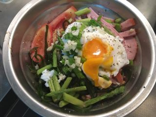 11、「吃货久久」招牌拌拉面,很喜欢蛋液流出的感觉????????开始拌面啦!