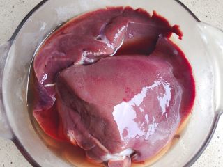 1、酱爆猪肝,猪肝洗干净，可以用料酒稍微泡一会