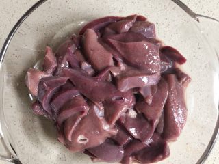 2、酱爆猪肝,切成均匀的片