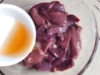 3、酱爆猪肝,加入料酒